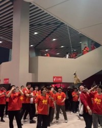 国足半场0-2澳大利亚，球迷中场轮流击打袋鼠玩偶